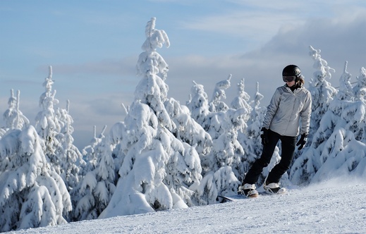 Snowboardistka ve Skiareálu Ještěd.