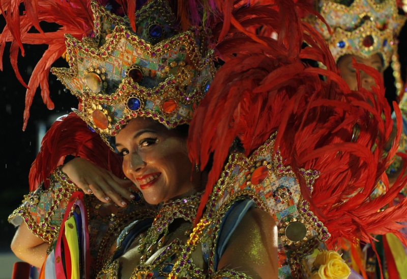 Karneval v Riu nabízí návštěvníkům velkolepou přehlídku samby. Karneval v Riu nabízí návštěvníkům velkolepou přehlídku samby.