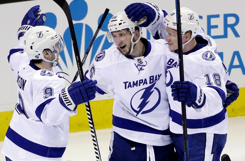 Útočník Ondřej Palát (vpravo) vstřelil v nedělním utkání NHL vítězný gól hokejistů Tampy Bay, kteří vyhráli 5:2 na ledě San Jose. 