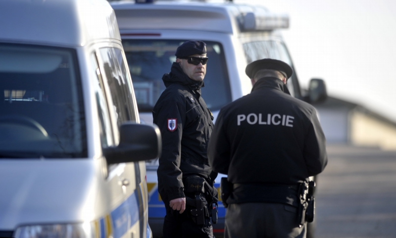 Policie kontroluje materiál uložený v muničním skladu firmy Multiagro.
