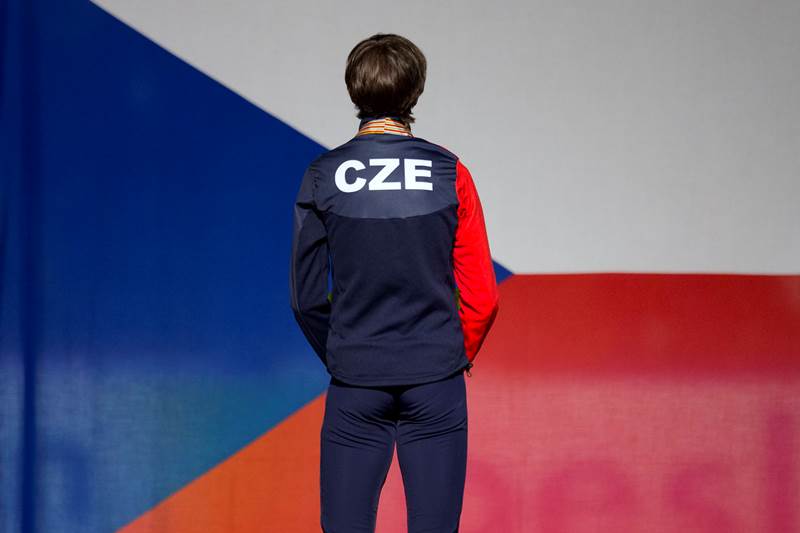 Není třeba se dlouho rozmýšlet, který z českých sportovců zazářil nejvíc. Rychlobruslařka Martina Sáblíková na mistrovství světa v Heerenveenu posbírala dvě zlaté medaile. Po čtvrtečním závodu na tři tisíce metrů obstála na výbornou také v pětikilometrovém závodu. Není třeba se dlouho rozmýšlet, který z českých sportovců zazářil nejvíc. Rychlobruslařka Martina Sáblíková na mistrovství světa v Heerenveenu posbírala dvě zlaté medaile. Po čtvrtečním závodu na tři tisíce metrů obstála na výbornou také v pětikilometrovém závodu.