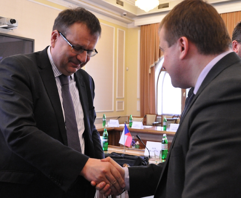 Ministr průmyslu a obchodu Jan Mládek (vlevo) jednal s ministrem energetiky a uhelného průmyslu Volodymyrem Demčyšynem.