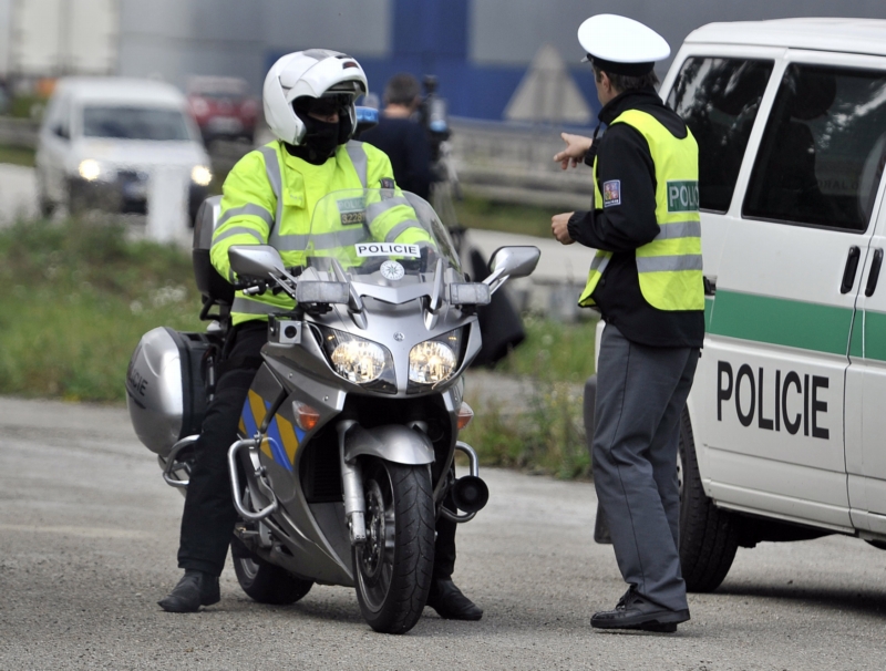 Muže, který házel polena z mostů na dálnici D1 policisté zatím nevyslechli (ilustrační foto). Muže, který házel polena z mostů na dálnici D1 policisté zatím nevyslechli (ilustrační foto).