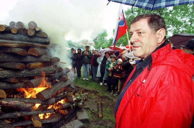 Mečiar u vatry roku 2000 (ilustrační foto).