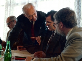 Zleva Zdeněk Jičínský, Alexander Dubček a Vladimír Mečiar.