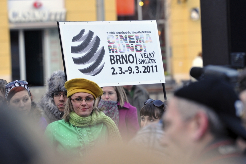 Fanoušci při zahájení filmového festivalu Cinema mundi (snímek z roku 2011). Fanoušci při zahájení filmového festivalu Cinema mundi (snímek z roku 2011).