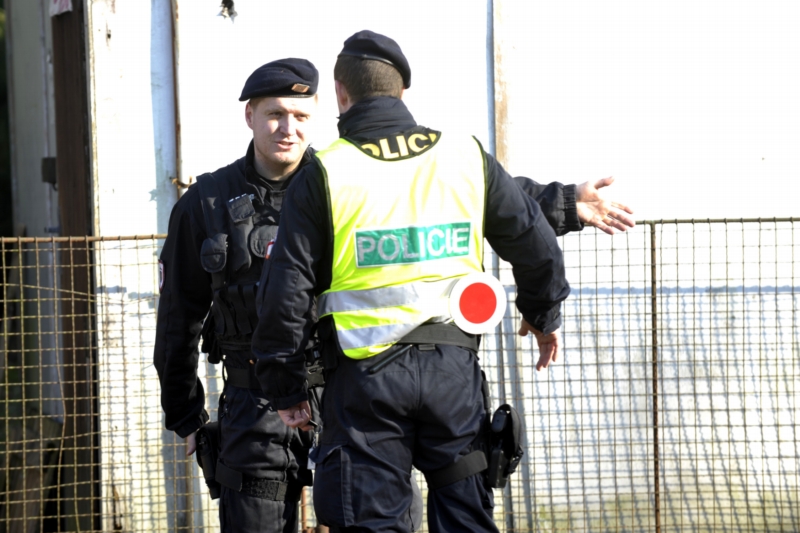 Policie kontroluje materiál uložený v muničním skladu. Policie kontroluje materiál uložený v muničním skladu.