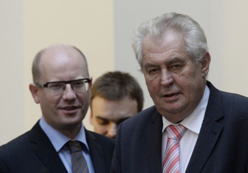 Premiér Bohuslav Sobotka (vlevo) a prezident Miloš Zeman. Premiér Bohuslav Sobotka (vlevo) a prezident Miloš Zeman.