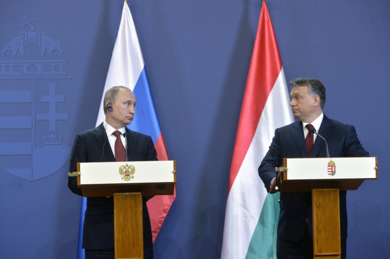 Ruský prezident Putin (vlevo) a maďarský premiér Viktor Orbán při tiskové konferenci v budově maďarského parlamentu. Ruský prezident Putin (vlevo) a maďarský premiér Viktor Orbán při tiskové konferenci v budově maďarského parlamentu.
