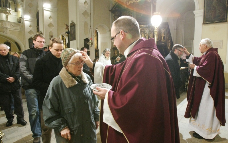 Udělování popelce v litoměřické katedrále sv. Štěpána.