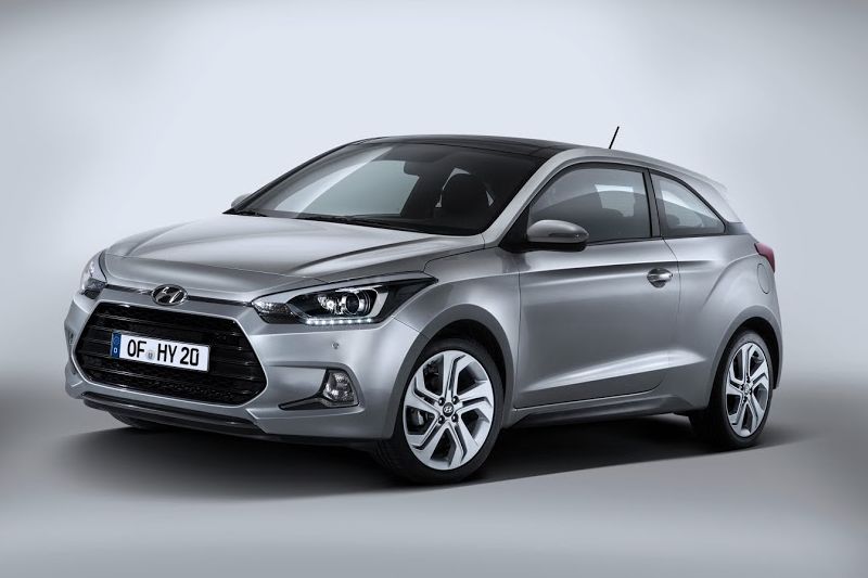 Hyundai i20 Coupe odlišuje od pětidveřové verze i pozměněná příď.