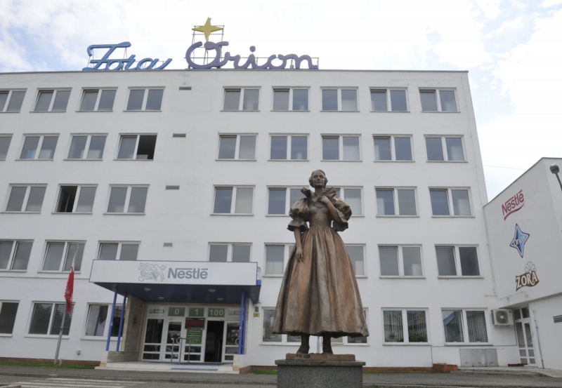 Budova závodu na cukrovinky Zora Olomoc firmy Nestlé, do které muž volal. Budova závodu na cukrovinky Zora Olomoc firmy Nestlé, do které muž volal.