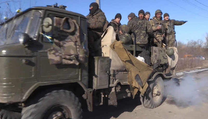 Ukrajinští vojáci opuštějí Debaltseve.