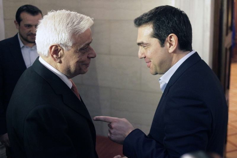 Prokopis Pavlopulos (vlevo) uspěl v prvním kole prezidentských voleb. Premiér Tsipras má radost. Prokopis Pavlopulos (vlevo) uspěl v prvním kole prezidentských voleb. Premiér Tsipras má radost.