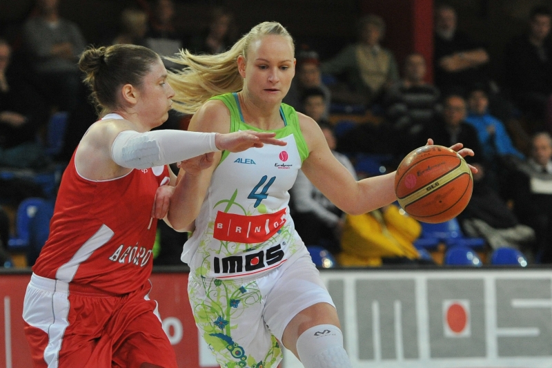 Utkání 14. kola Evropské ligy basketbalistek, skupina B: BK IMOS Brno - Kayserispor, 18. února v Brně. Zleva Lindsay Whalenová z Kayserisporu a Michaela Stejskalová z Brna.