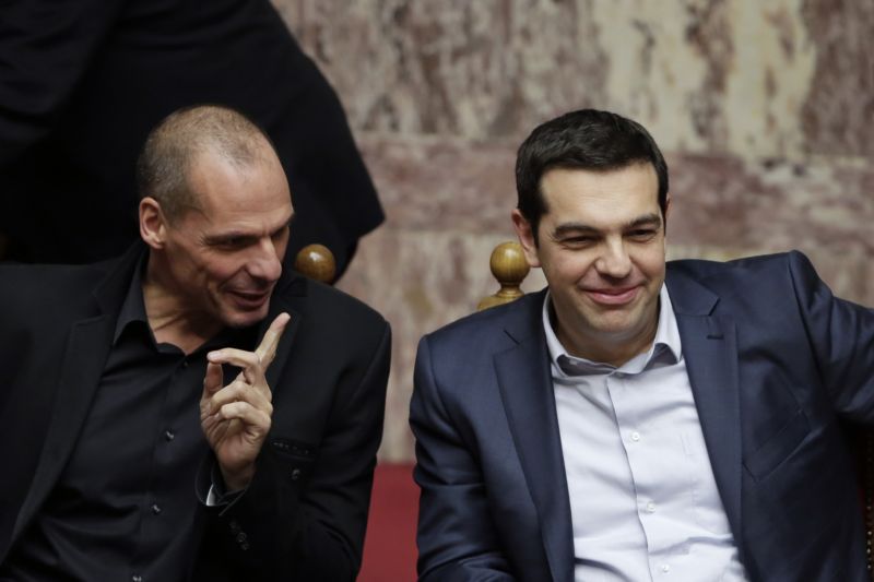 Řecký premiér Alexis Tsipras (vpravo) je prý Batman a jeho ministr financí Janis Varufakis je nohsled Robin.