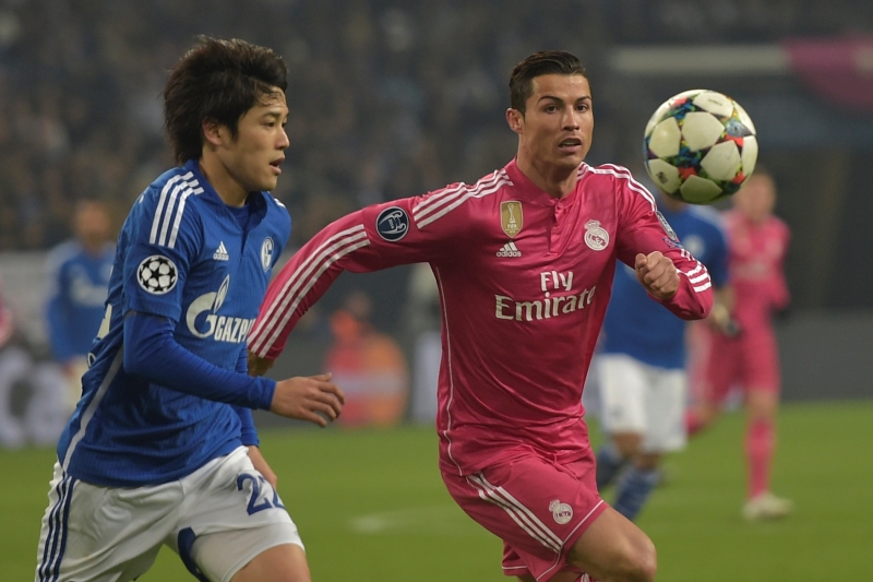 Cristiano Ronaldo svádí souboj s Uchidou(vlevo).