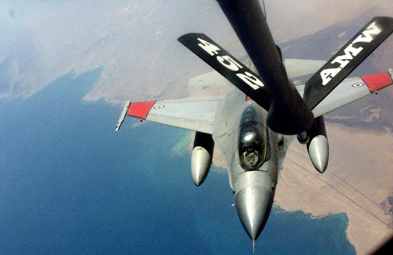 Egyptský letoun F-16 tankuje za letu.