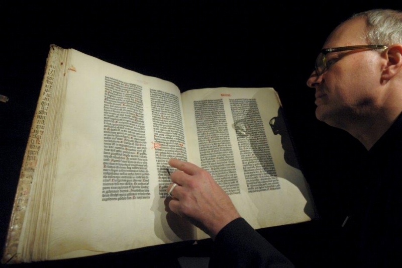 Gutenbergova bible je nejstarší sériově vytištěnou knihou na západě.