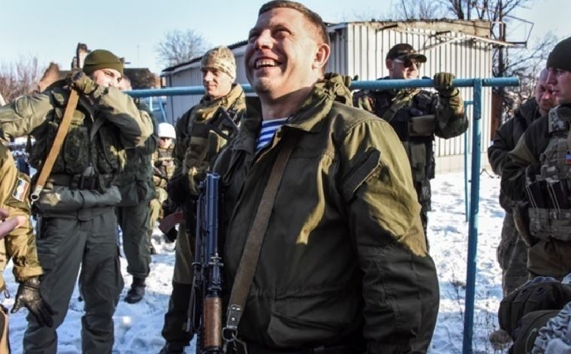 Separatitsický vůdce Zacharčenko a jeho věrní triumfují.