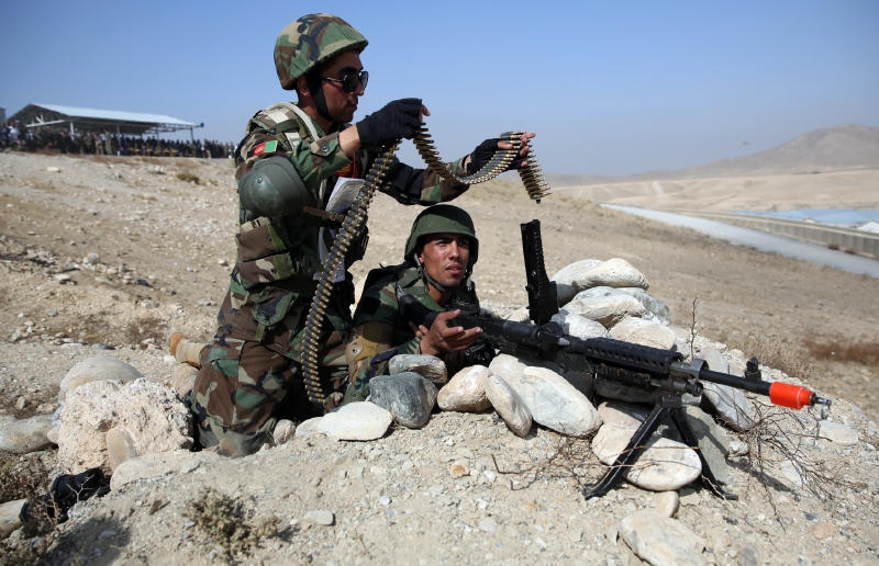 Afghánská armáda předvádí ukázky z výcviku boje s Talibanem.