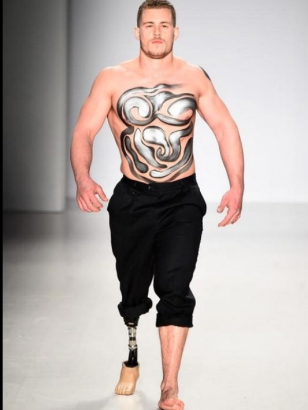 Historicky první model s amputovanou nohou na Fashion Weeku.