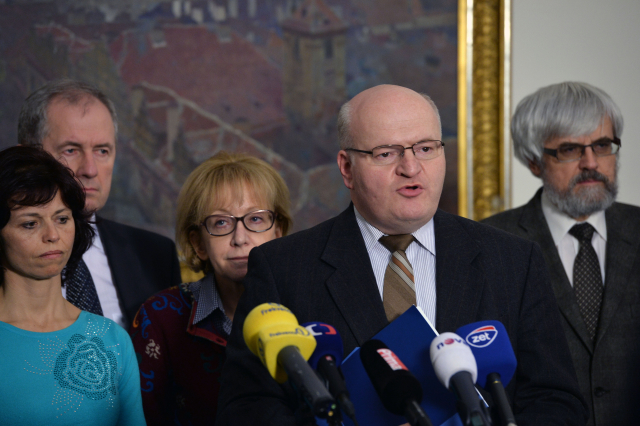 Zleva prezidentka Soudcovské unie ČR Daniela Zemanová, předseda nejvyššího správního soudu Josef Baxa, ministryně spravedlnosti Helena Válková, ministr kultury Daniel Herman a předseda Nejvyššího soudu ČR Pavel Šámal při tiskové konferenci ze dne 6. února 2015.