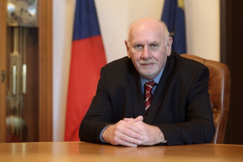 Předseda Ústavního soudu Pavel Rychetský. Předseda Ústavního soudu Pavel Rychetský.