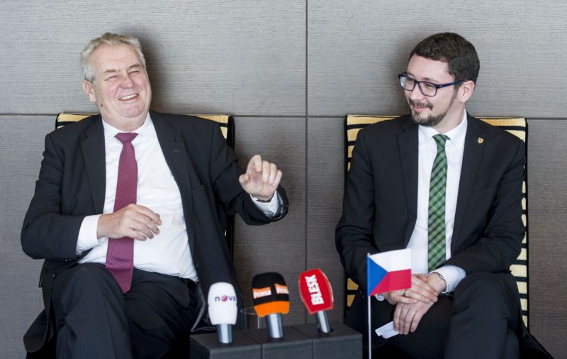 Naprostá důvěra. Prezident (vlevo) nepochybuje, že jeho mluvčí článek od Ferdinanda Peroutky najde. Naprostá důvěra. Prezident (vlevo) nepochybuje, že jeho mluvčí článek od Ferdinanda Peroutky najde.