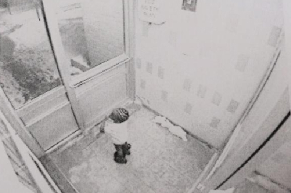 Nešťastný hošík vychází z domu do mrazu (záběr z kamery).