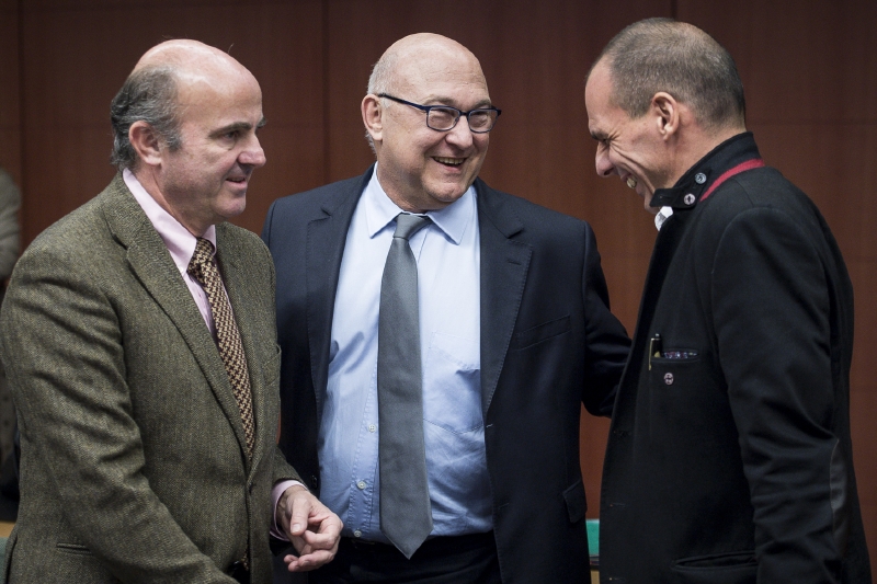 Zleva španělský ministr financí Luis de Guindos, francouzský ministr zahraničí Michel Sapin a řecký ministr financí Yanis Varoufakis.
