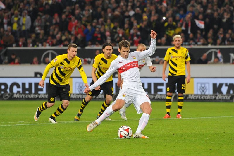 Fotbalisté Dortmundu zvítězili v předehrávce 22. kola německé bundesligy 3:2 na hřišti posledního Stuttgartu.