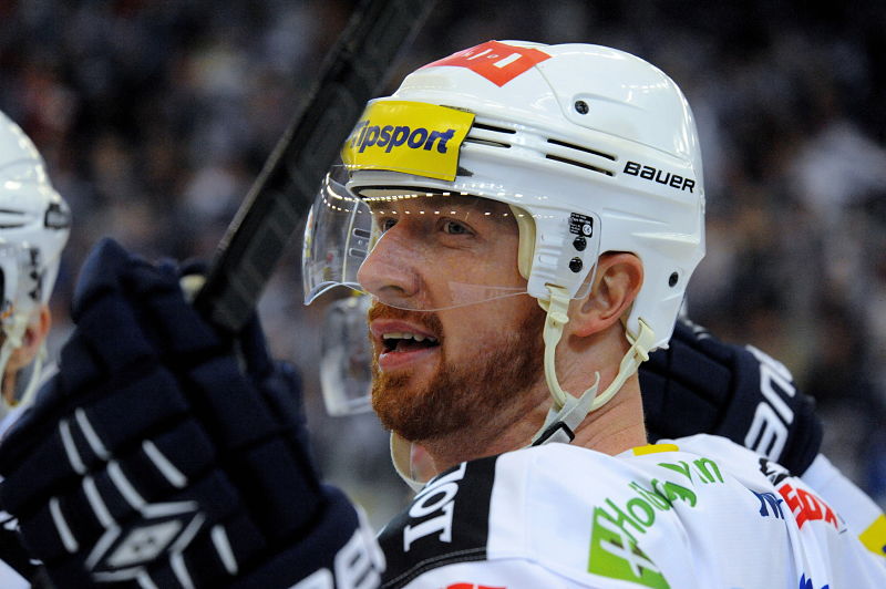 Hokejový útočník Libor Pivko se po letním návratu do Pardubic poprvé v sezoně představil v extraligovém utkání. Hokejový útočník Libor Pivko se po letním návratu do Pardubic poprvé v sezoně představil v extraligovém utkání.