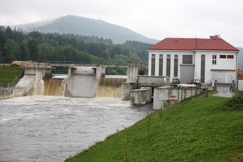 Hráz Lipno II, fotografie při povodních. Místní přečerpávací elektrárnu možná zastíní dunajský projekt.