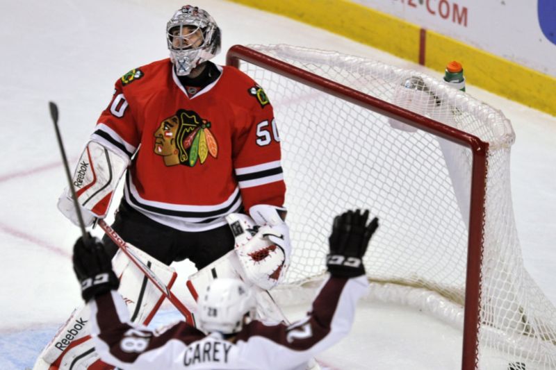 Smutný brankář Corey Crawford těsně poté, co inkasoval. 