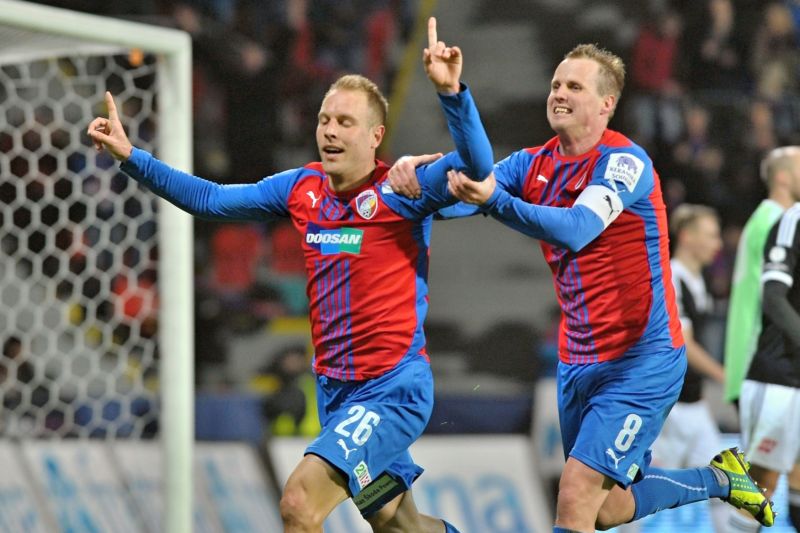 Utkání 17. kola první fotbalové ligy: Viktoria Plzeň - Dynamo České Budějovice 21. února v Plzni. Zleva Daniel Kolář a David Limberský z Plzně se radují z gólu.