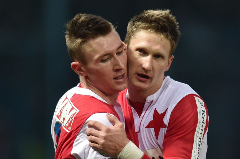 Utkání 17. kola první fotbalové ligy Slovan Liberec - Slavia Praha 21. února v Liberci. Autor tří gólů Milan Škoda (vpravo) ze Slavie a Jaromír Zmrhal (vlevo).