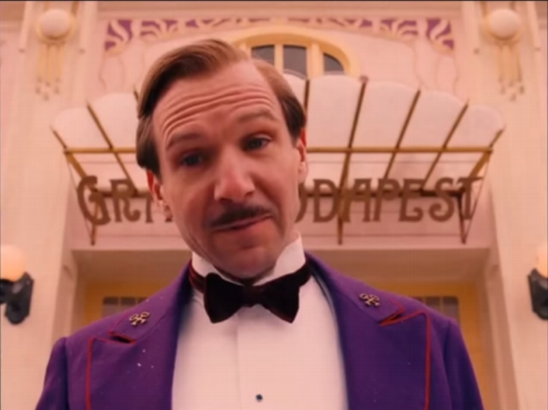Ralph Fiennes ve filmu Grandhotel Budapešť. Ralph Fiennes ve filmu Grandhotel Budapešť.