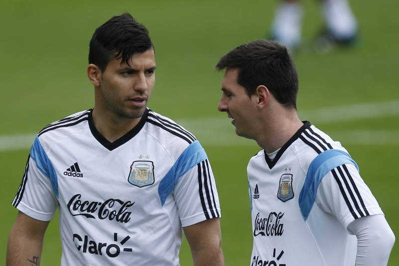 Sergio Aguero a Lionel Messi, dva parťáci z argentinské reprezentace, se nyní postaví proti sobě. Čí tým postoupí?