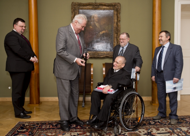 Zeman přijal na Hradě představitele Národní rady osob se zdravotním postižením. Na snímku s předsedou Rady Václavem Krásou. Zeman přijal na Hradě představitele Národní rady osob se zdravotním postižením. Na snímku s předsedou Rady Václavem Krásou.