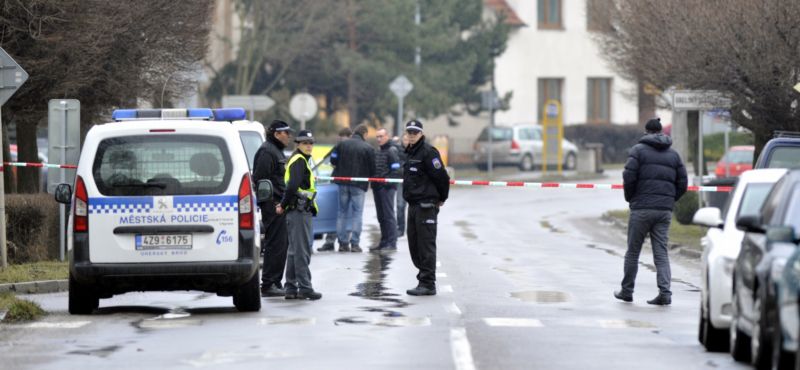 Městští strážníci na uzavřené ulici nedaleko místa střelby. Městští strážníci na uzavřené ulici nedaleko místa střelby.