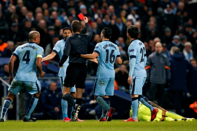 V třetím utkání proti Barceloně v řadě dostal Manchester City červenou kartu.