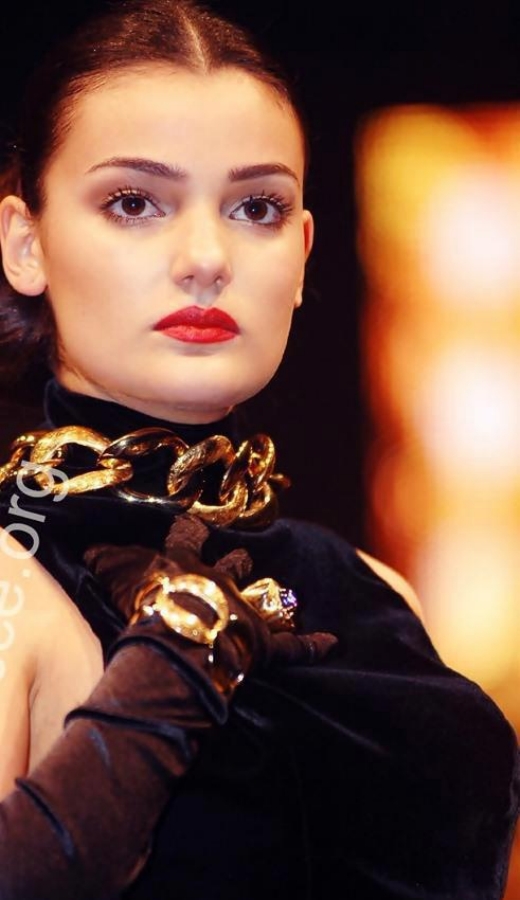 Merve Büyüksaraçová, bývalá turecká miss. Merve Büyüksaraçová, bývalá turecká miss.