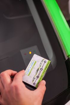 Pomocí karty se auto otevírá i aktivuje.