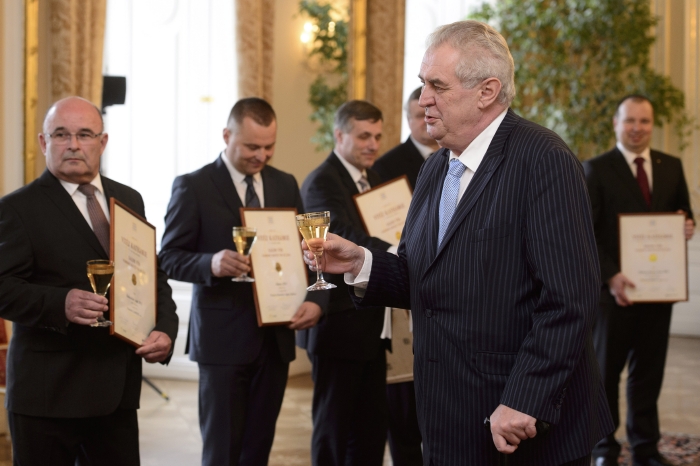 Miloš Zeman při přípitku. Miloš Zeman při přípitku.