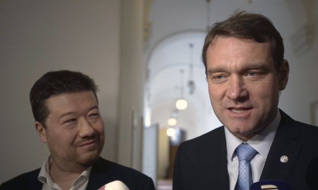 Šéf Úsvitu Tomio Okamura a někdejší předseda klubu Radim Fiala. Šéf Úsvitu Tomio Okamura a někdejší předseda klubu Radim Fiala.