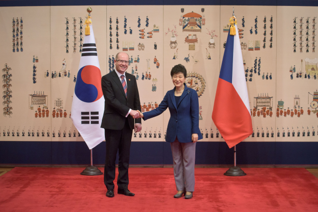 Premiér Sobotka s jihokorejskou prezidentkou Pak Kun-hje uzavřeli dohody o strategickém partnerství. Premiér Sobotka s jihokorejskou prezidentkou Pak Kun-hje uzavřeli dohody o strategickém partnerství.