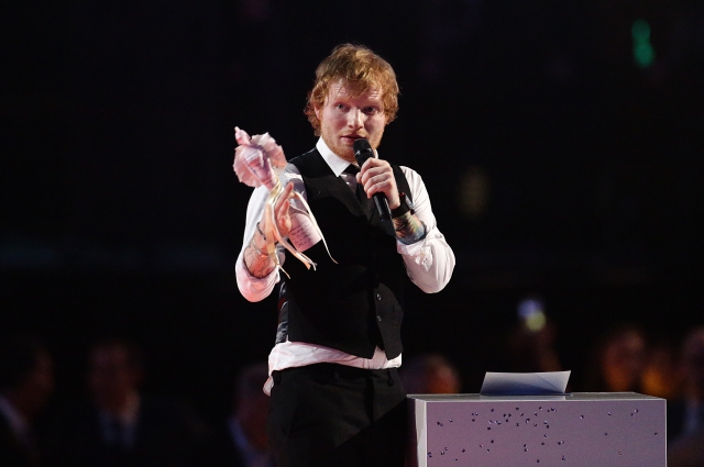 Teprve třiadvacetiletý Ed Sheeran se stal nejlepším zpěvákem roku.