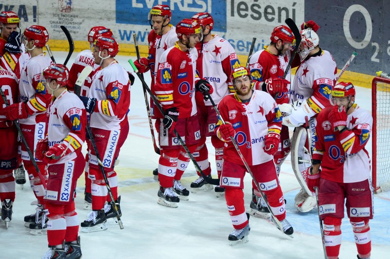 V hokejové Slavii skončil marketingový manažer Petr Buršík kvůli projektu, v kterém se měli fanoušci podílet na prémiích pro hráče za případné udržení v extralize. V hokejové Slavii skončil marketingový manažer Petr Buršík kvůli projektu, v kterém se měli fanoušci podílet na prémiích pro hráče za případné udržení v extralize.