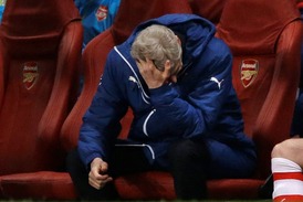 Všeříkající gesto trenéra Arsèna Wengera.